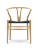 Y-stol CH24, Eg lak med sort flet af Hans J. Wegner