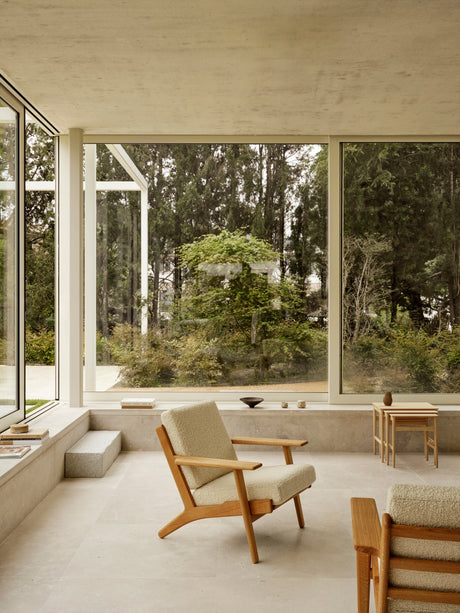 CH290 loungestol af Hans J. Wegner - Olieret eg - Bute Storr 1501 Eggshell - Jacobsen Plus