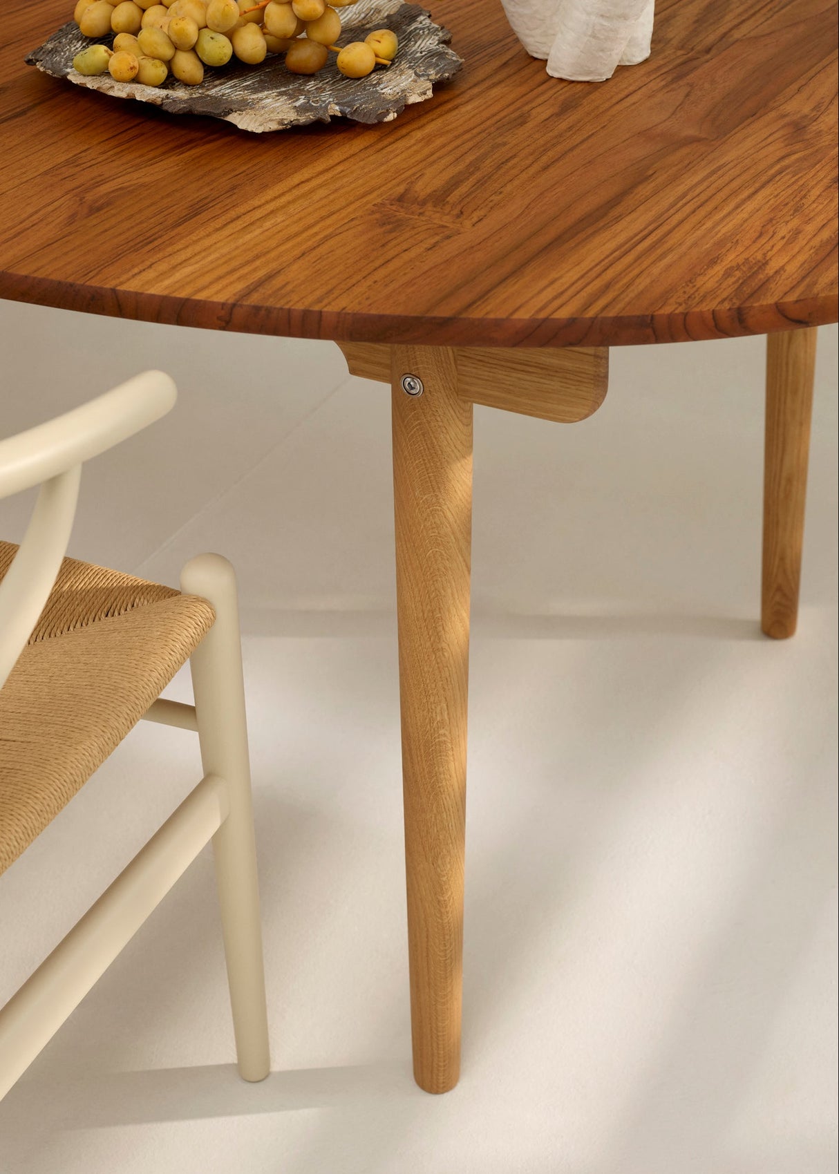 Hans J. Wegner spisebordssæt, 1 x Special Edition CH338 spisebord i Teak/Eg mix, 6 x Y-stole CH24 i Teak fra Carl Hansen & Søn - 3 - Jacobsen Plus