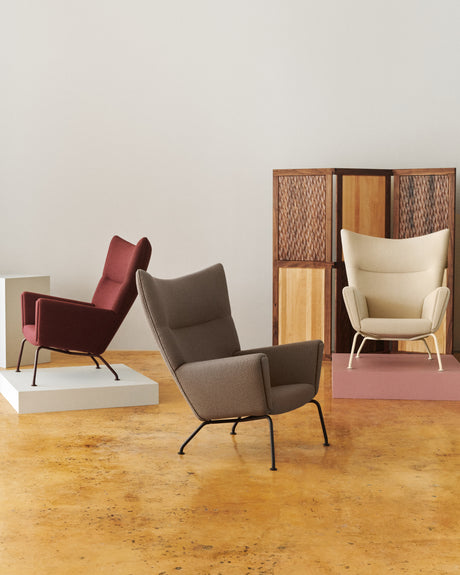 CH445 Wing Chair, Umi tekstil af Hans J. Wegner - Umi 61322 med Clay White stel - Jacobsen Plus