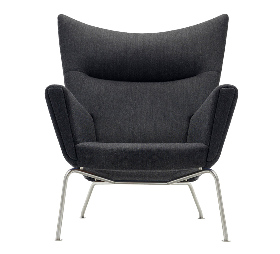 CH445 Wing Chair af Hans J. Wegner - Tekstil: Fiord 191 - Jacobsen Plus