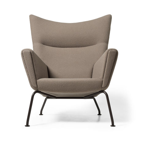 CH445 Wing Chair, Umi tekstil af Hans J. Wegner - Umi 61322 med Clay White stel - Jacobsen Plus