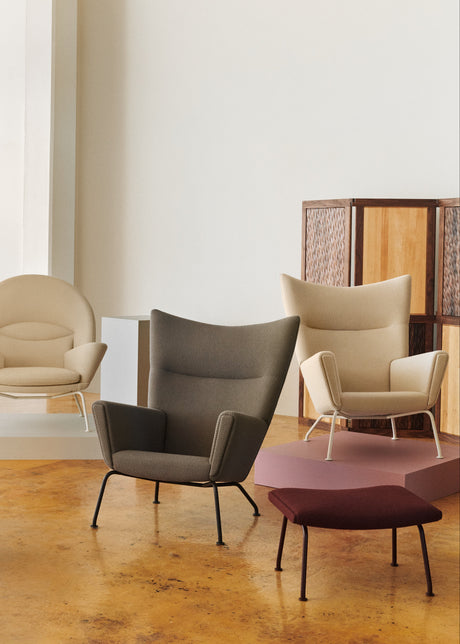 CH446 Skammel, Umi tekstil af Hans J. Wegner - Umi 61322 med Clay White stel - Jacobsen Plus
