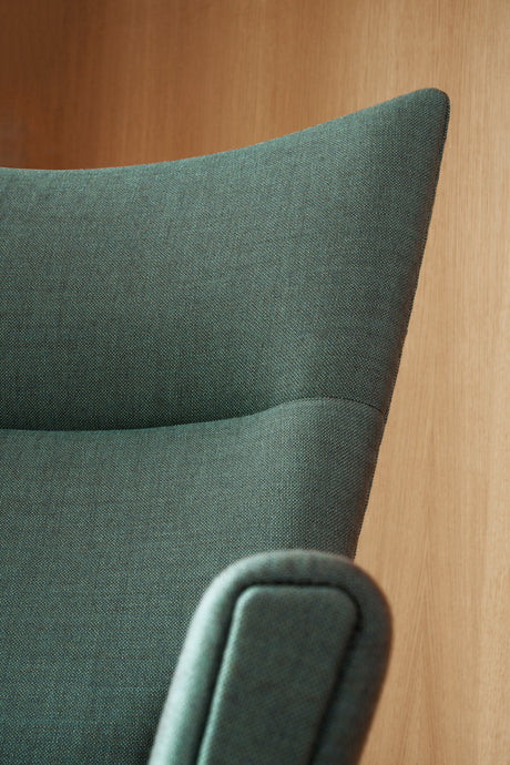 CH445 Wing Chair af Hans J. Wegner - Tekstil: Mood 2101 - Jacobsen Plus