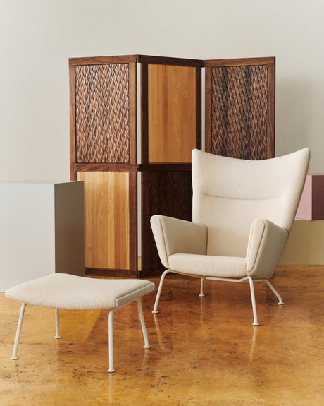 CH445 Wing Chair, Umi tekstil af Hans J. Wegner - Umi 61322 med Clay White stel - Jacobsen Plus