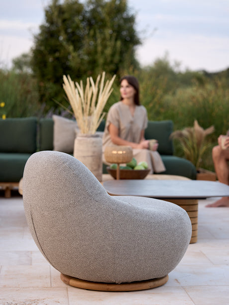 Gem Loungestol med Teak Drejefod fra Cane-line - Sand - Jacobsen Plus