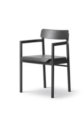 Post Spisebordsstol sortlakeret eg, sædepolstret omni 301 sort læder fra Fredericia Furniture