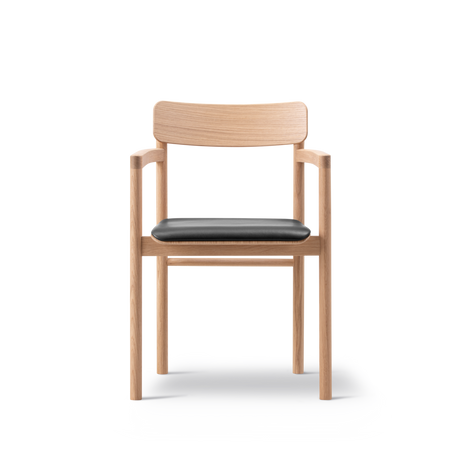 Post Spisebordsstol lys olieret eg, sædepolstret max 98 sort læder fra Fredericia Furniture - 4 - Jacobsen Plus