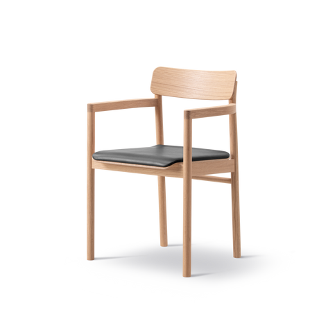 Post Spisebordsstol lys olieret eg, sædepolstret max 98 sort læder fra Fredericia Furniture - 1 - Jacobsen Plus