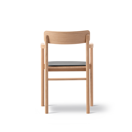 Post Spisebordsstol lys olieret eg, sædepolstret max 98 sort læder fra Fredericia Furniture - 3 - Jacobsen Plus