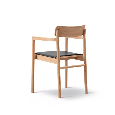 Post Spisebordsstol lys olieret eg, sædepolstret max 98 sort læder fra Fredericia Furniture - 2 - Jacobsen Plus