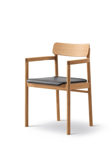 Post Spisebordsstol olieret eg, sædepolstret omni 301 sort læder fra Fredericia Furniture - 1 - Jacobsen Plus