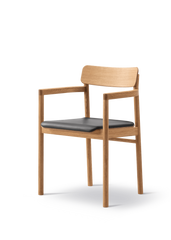 Post Spisebordsstol olieret eg, sædepolstret omni 301 sort læder fra Fredericia Furniture