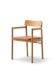 Post Spisebordsstol olieret eg, sædepolstret omni 07 cognac læder fra Fredericia Furniture