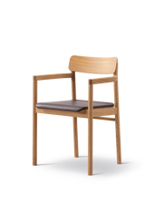 Post Spisebordsstol olieret eg, sædepolstret omni 377 mørkebrun læder fra Fredericia Furniture - 1 - Jacobsen Plus