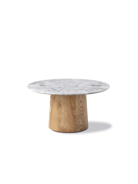 Niveau Coffee Table Ø 61 cm fra Fredericia Furniture - Tundra Grey / Ask olieret / 33 cm - Jacobsen Plus