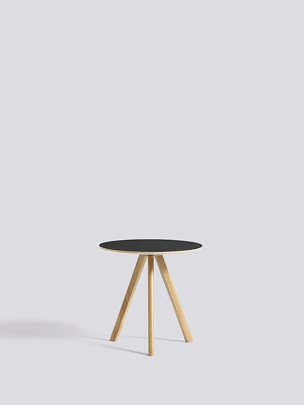 Copenhague CPH20 Sofabord, Ø50 cm fra Hay - Lakeret eg / Sort linoleum - Jacobsen Plus