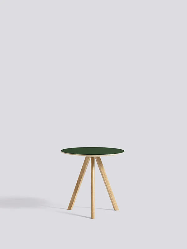 Copenhague CPH20 Sofabord, Ø50 cm fra Hay - Lakeret eg / Grøn linoleum - Jacobsen Plus