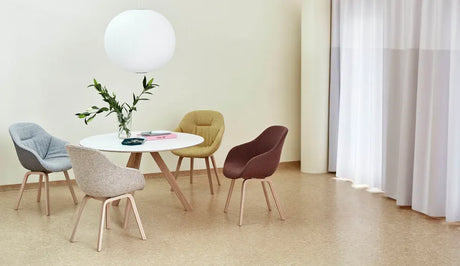 About a Chair AAC123 Soft fra Hay - Prisgruppe 1 / Lakeret eg - Jacobsen Plus
