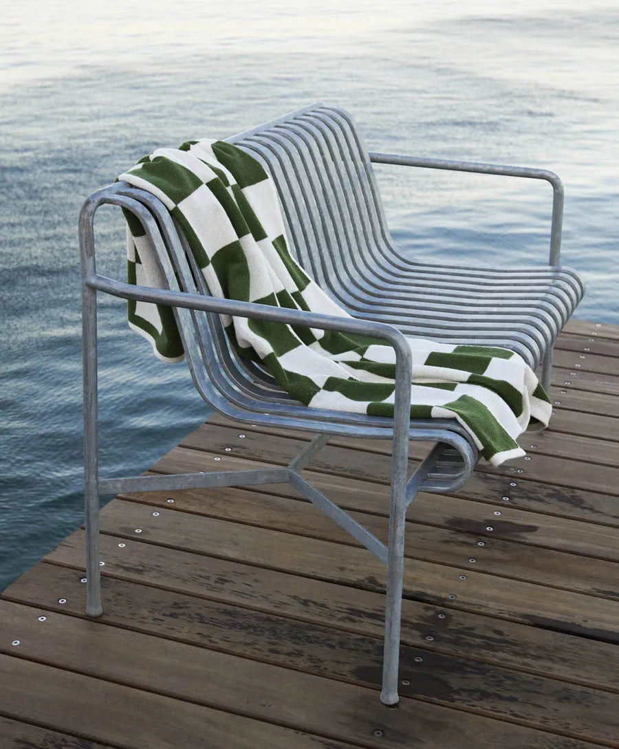 Palissade Dining Bench, hot galvanised fra Hay