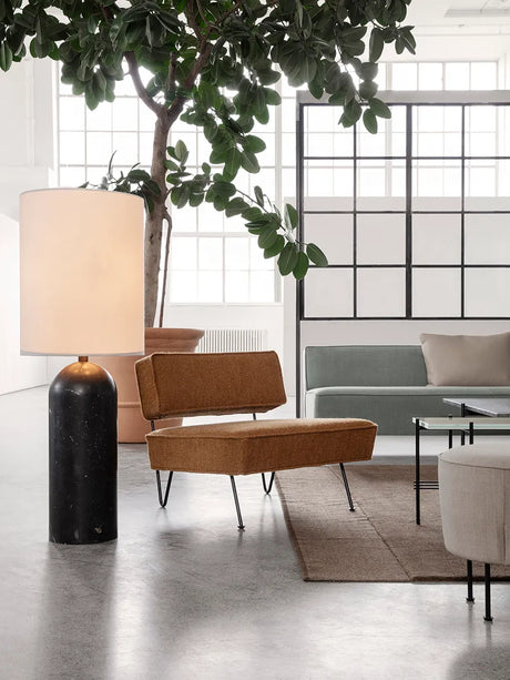 Gravity High XL Gulvlampe, hvid skærm fra GUBI - Sort marmor - Jacobsen Plus