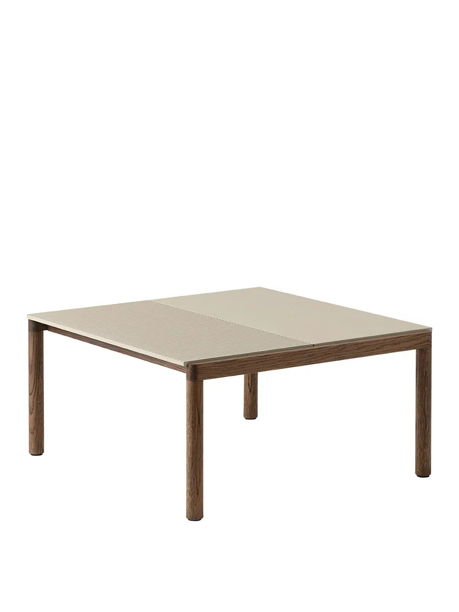 Couple Coffee Table, 80 x 84 cm fra Muuto - Sand - Dark Oiled Oak / Wavy - Jacobsen Plus