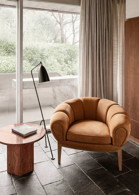 Croissant Lounge Chair, leather fra GUBI - Prisgruppe 3 / Massiv olieret egetræ - Jacobsen Plus