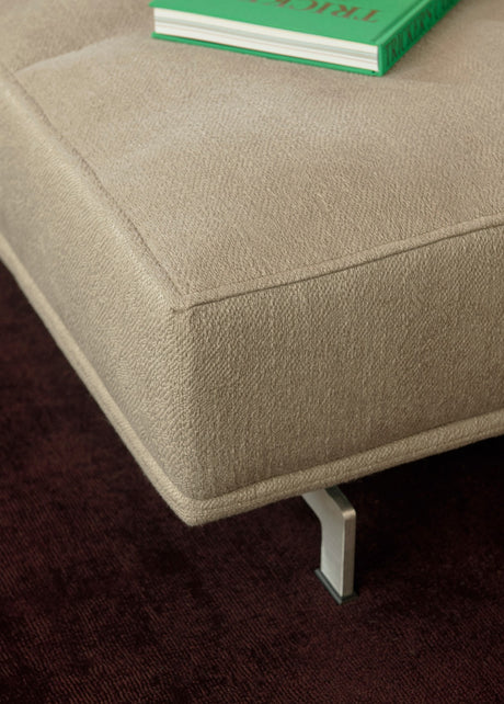 Delphi 450H, 3-personers open end og chaiselong fra Fredericia Furniture - Keiga 0762 / børstet aluminium - Jacobsen Plus