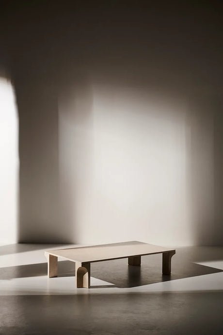 Doric Coffee Table 140 x 80 cm, Neutral White Travertine fra GUBI - 2 - Jacobsen Plus