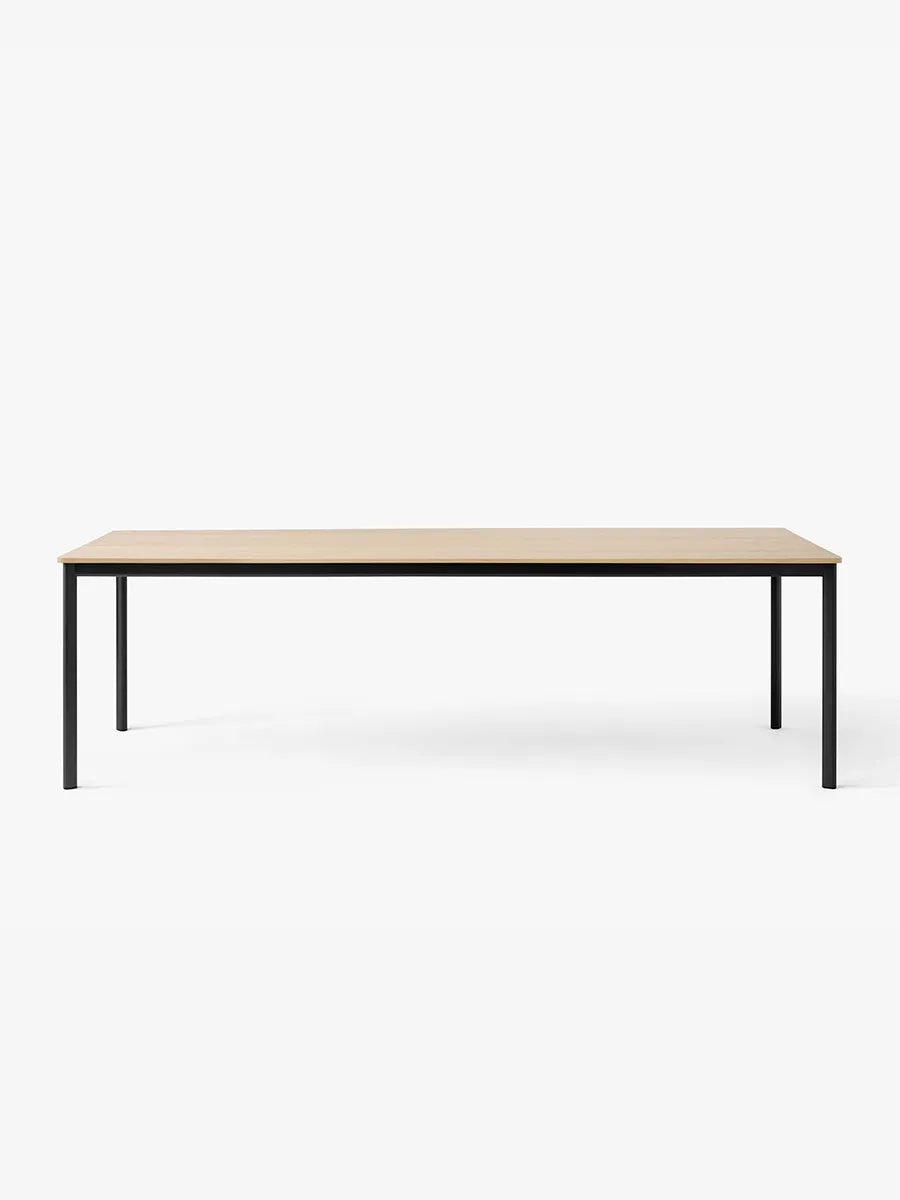 Drip Bord fra &Tradition - L: 141-170 x W: 80 x H: 74 cm / Black Aluminium / Oak Wood Veneer - Jacobsen Plus