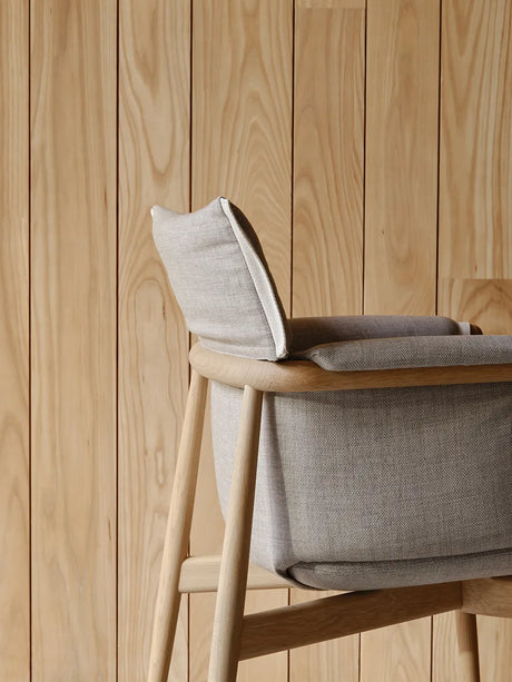 E005 Embrace Chair af EOOS