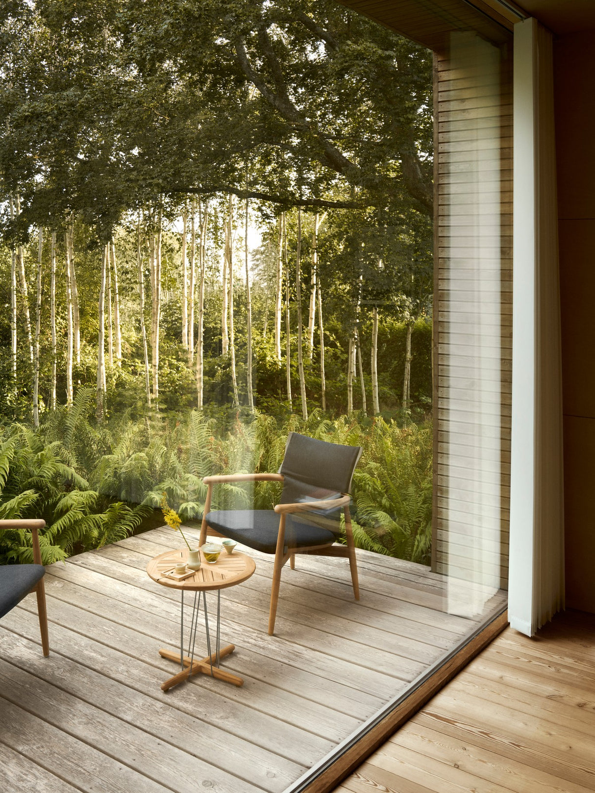 E018 Embrace udendørs loungestol fra Carl Hansen & Søn - 4 - Jacobsen Plus