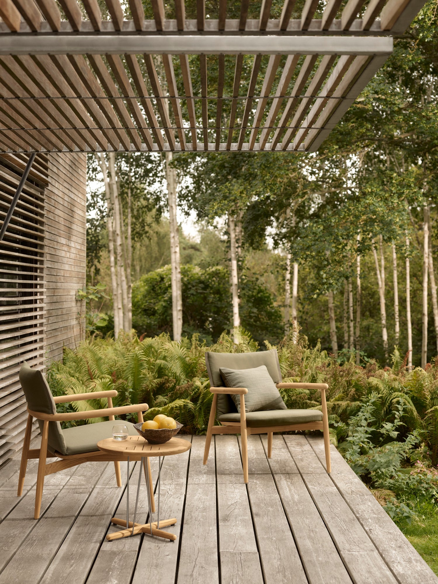 E018 Embrace udendørs loungestol fra Carl Hansen & Søn