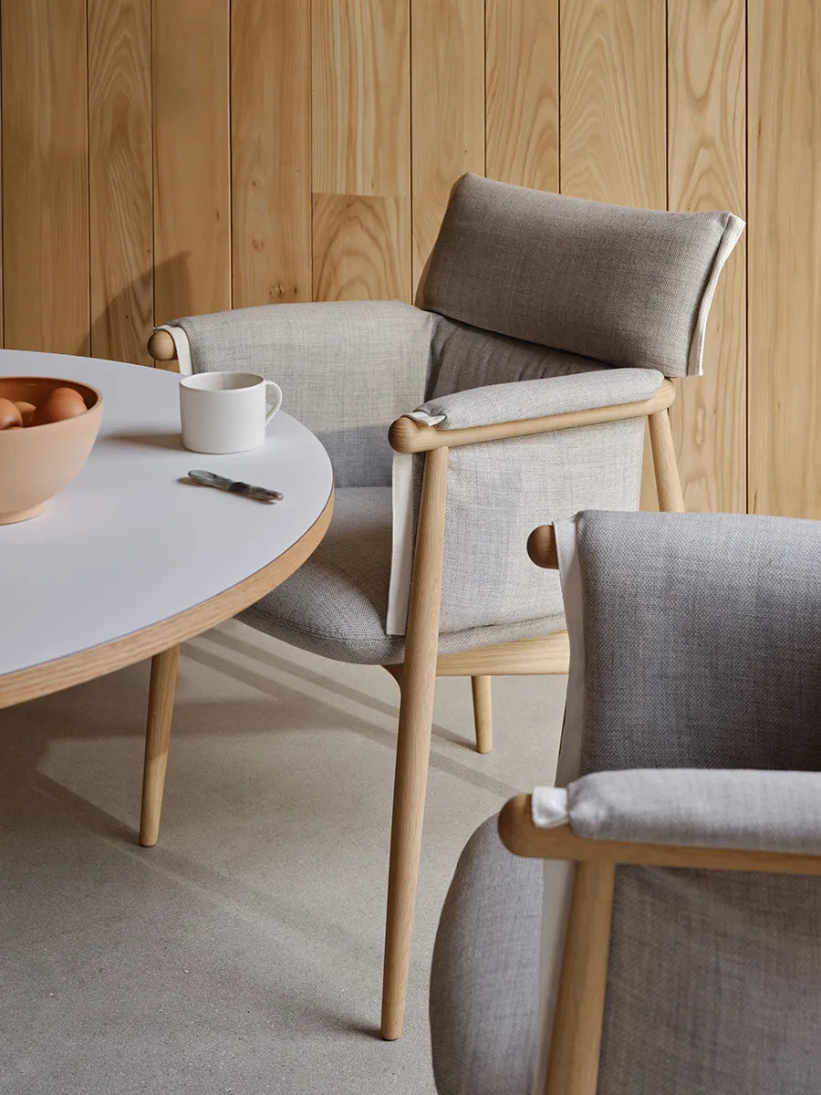 E005 Embrace Chair af EOOS