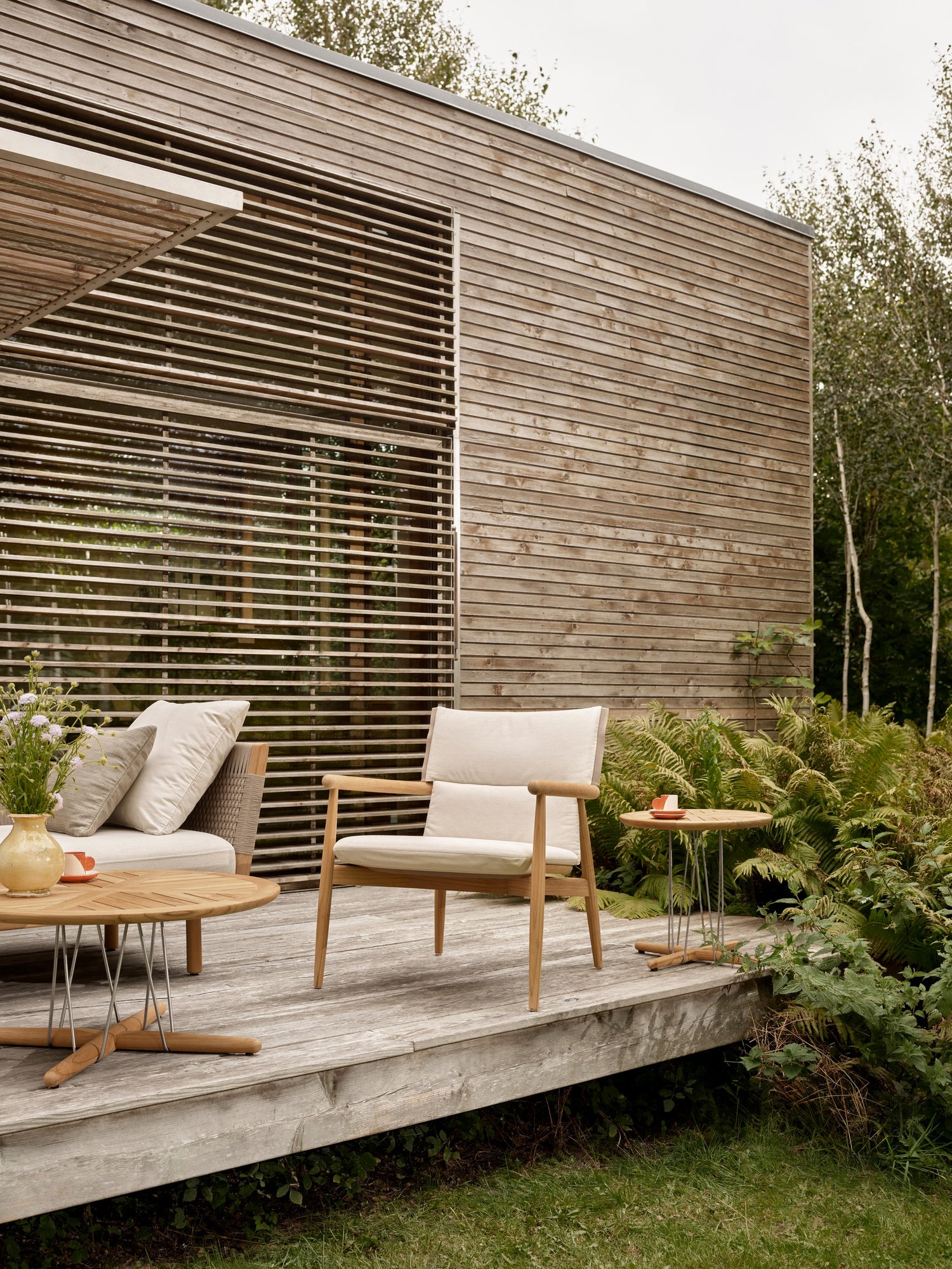 E018 Embrace udendørs loungestol fra Carl Hansen & Søn