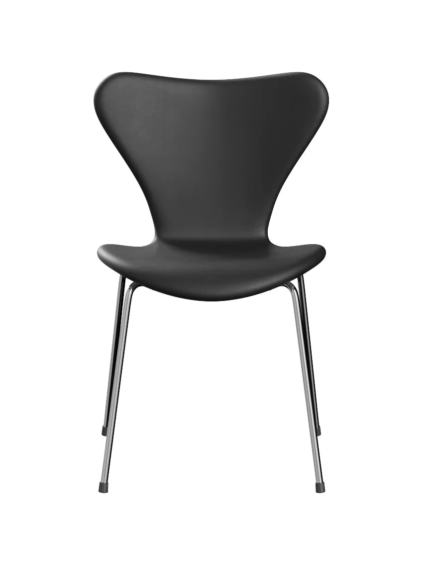 3107 stol, fuldpolstret Essential læder sort / krom stel af Arne Jacobsen