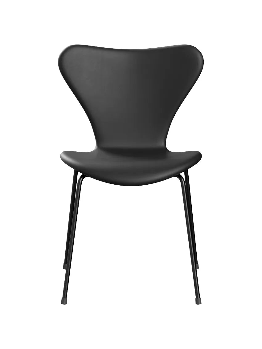 3107 stol, fuldpolstret Essential læder sort/sort stel af Arne Jacobsen