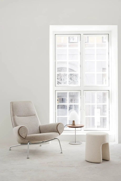 Queen Lænestol af Hans J. Wegner - Stofgruppe 1 - Jacobsen Plus