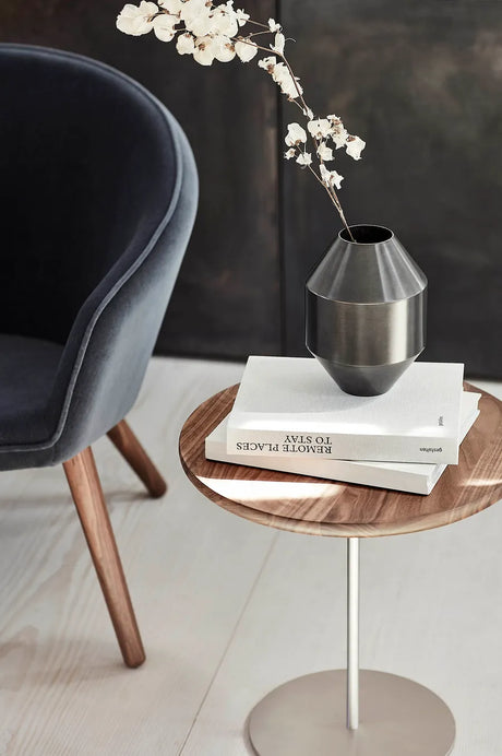 Pal Table Ø37,5 fra Fredericia Furniture - H: 38 cm / Eg lys olie / Sort - Jacobsen Plus