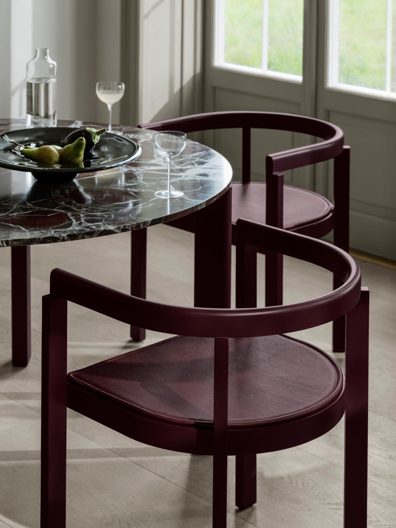 After Dining Table Ø120, Marble Burgundy fra Fritz Hansen