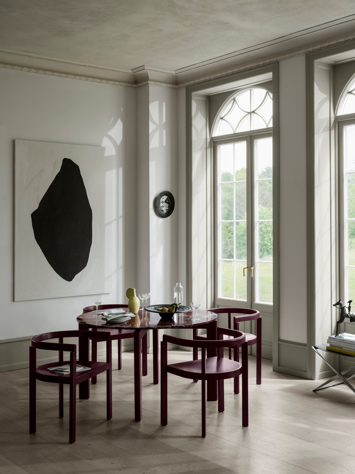 After Dining Table Ø120, Marble Burgundy fra Fritz Hansen
