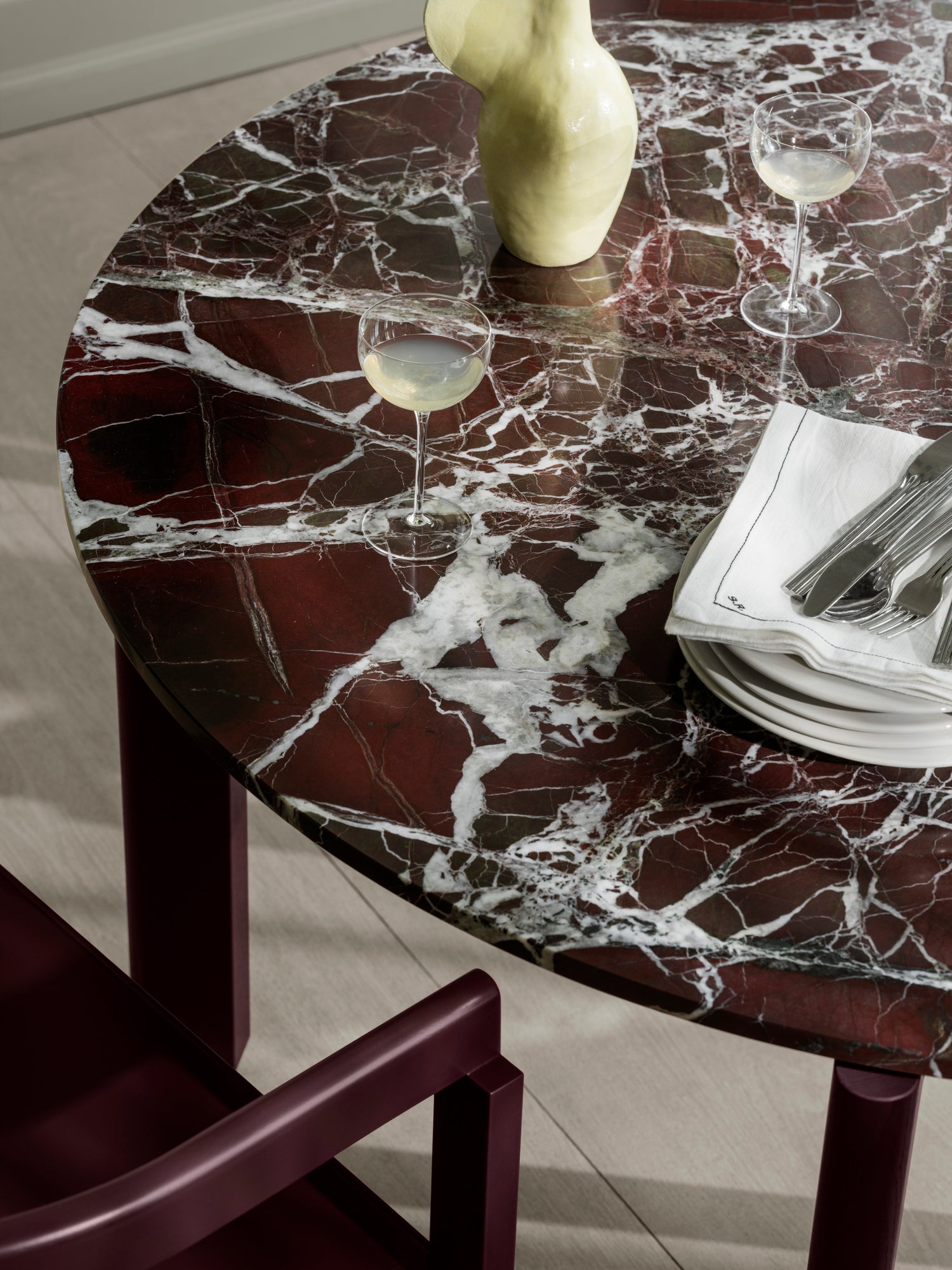 After Dining Table Ø120, Marble Burgundy fra Fritz Hansen