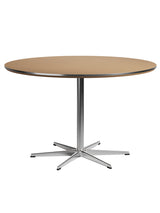 Piet Hein A825 Spisebord, Ø120 cm fra Fritz Hansen - Light Amber laminat m. alukant - Krom stel - Jacobsen Plus