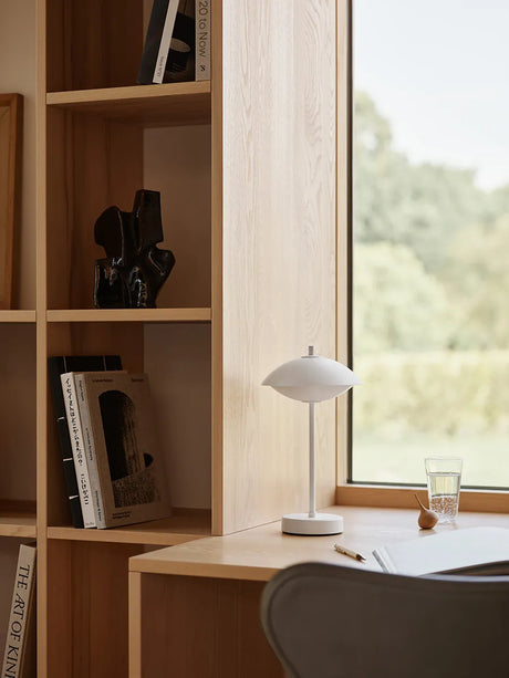 Clam Portable Lamp fra Fritz Hansen - White - Jacobsen Plus