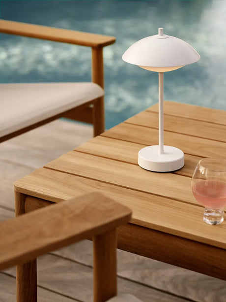 Clam Portable Lamp fra Fritz Hansen - White - Jacobsen Plus