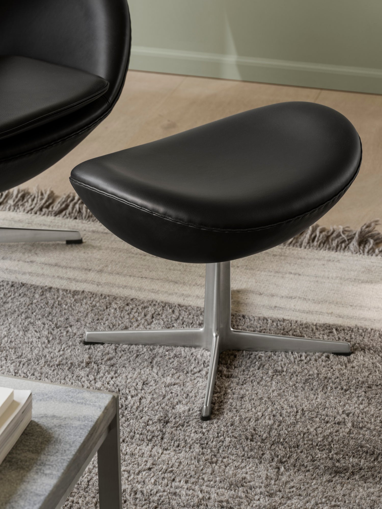 3127 Fodskammel til Ægget af Arne Jacobsen læder