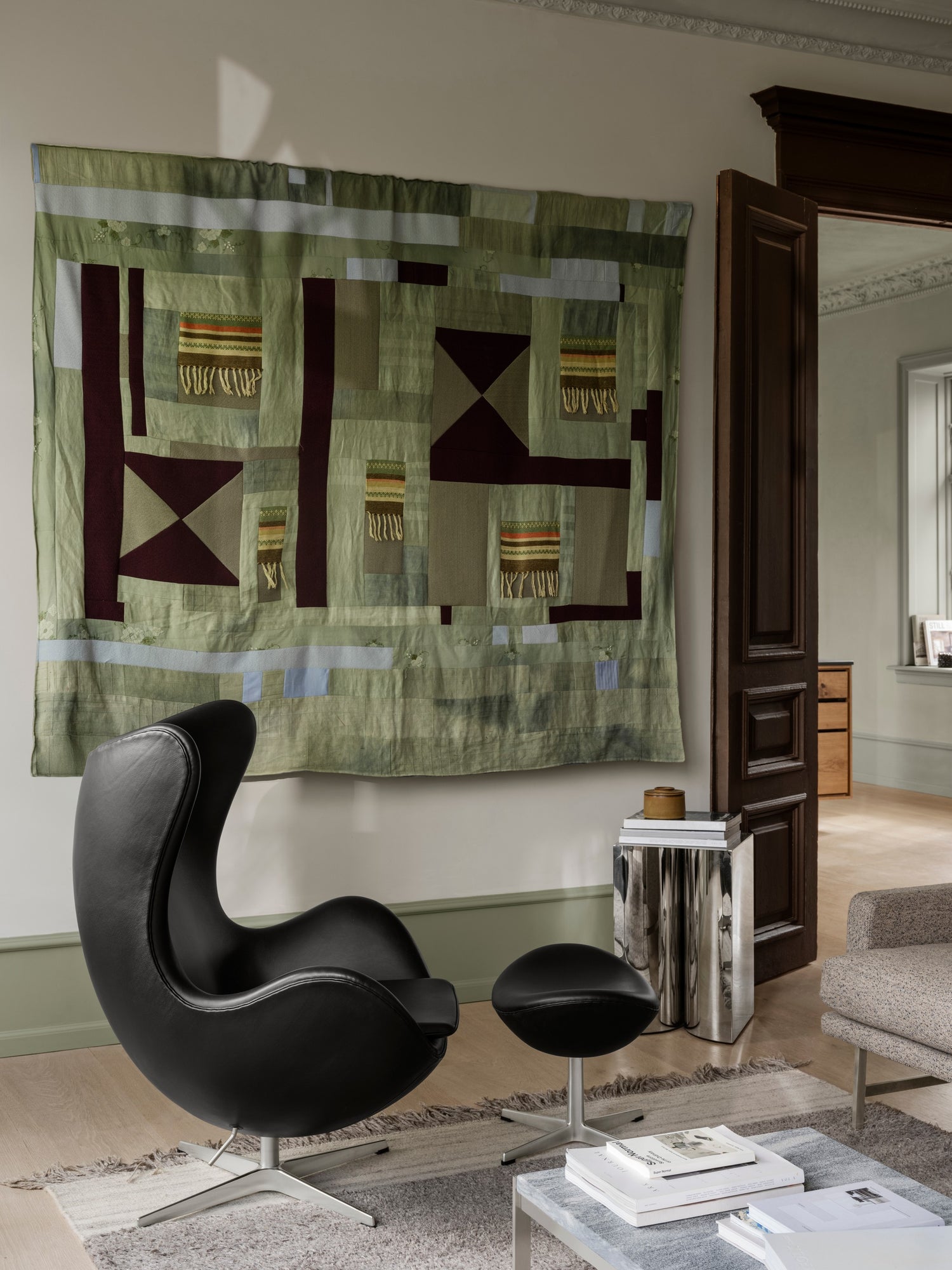 Ægget, sort læder/aluminium af Arne Jacobsen