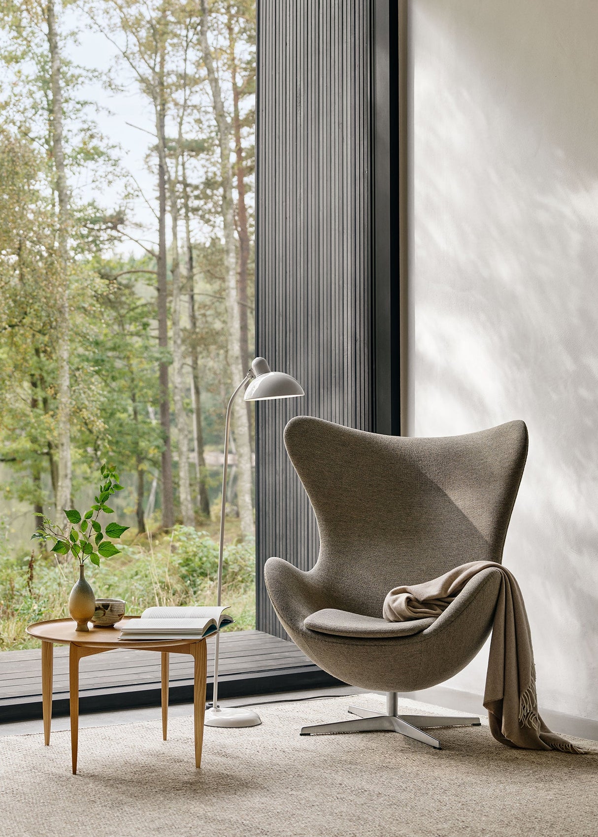 3316 Ægget loungestol, stel i børstet aluminium af Arne Jacobsen - 1 - Jacobsen Plus