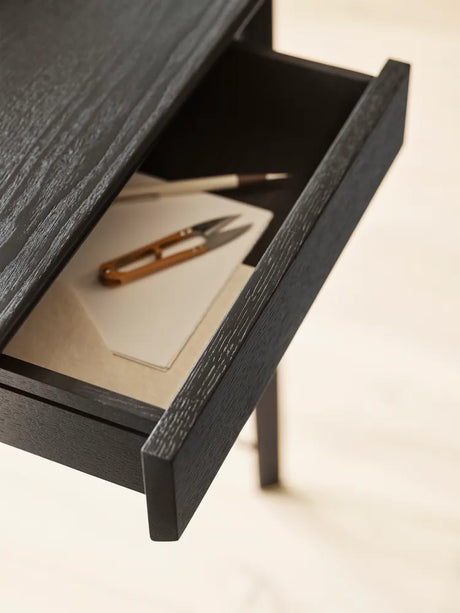 FH3605™ Skrivebord m. Skuffe af Arne Jacobsen - Sort ask - sort stel - Jacobsen Plus