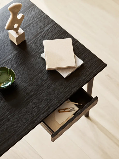 FH3605™ Skrivebord m. Skuffe af Arne Jacobsen - Sort ask - sort stel - Jacobsen Plus